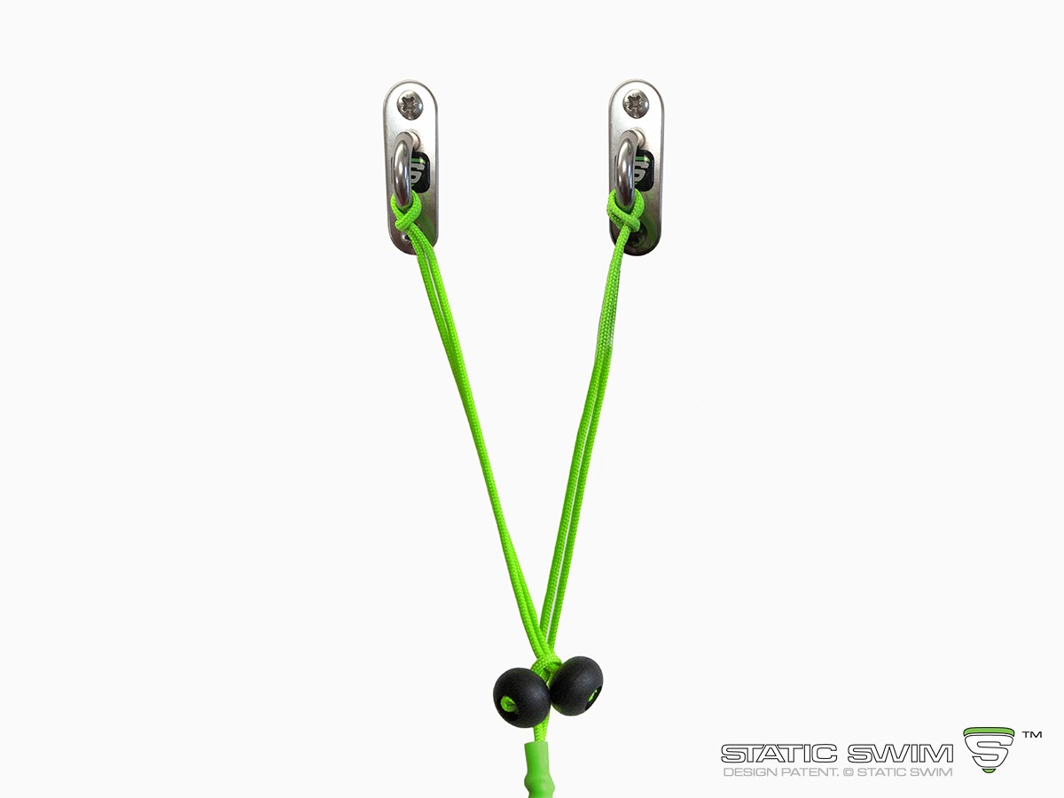 Ingénieuse, la fixation murale STATIC SWIM™ permet de fixer votre équipement sur un mur situé jusqu'à 7 m de la piscine. La longueur du cordage se règle facilement par un nœud au niveau du stopper (boule noire). L'excédent de corde est coupé.