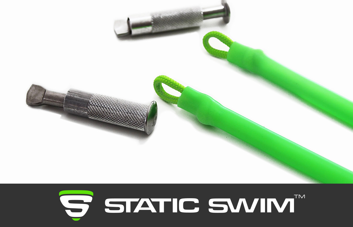 Ingénieuse, la longueur de la fixation pour plage en dur STATIC SWIM™ s'ajuste très facilement aux dimensions de votre margelle : la position du stopper (boule noire) est réglable par un simple nœud. Les excédents de corde et de gaine sont coupés.